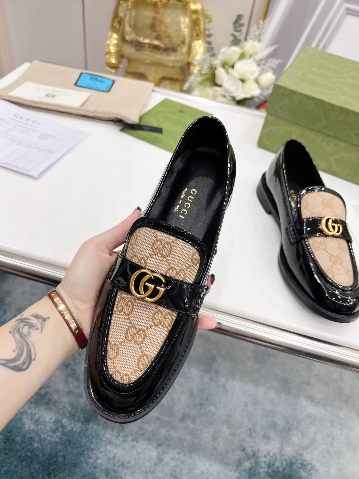 👟👟Ex-factory price 440👟👟 2022 new G family classic design loafers, made of V-shaped quilted effect leather, double G monogram evolved from Gucci, calf leather, mixed sheepskin lining, heel height 1.5 cm, original molded wear-resistant Tpu outsole. Code number 35-42,